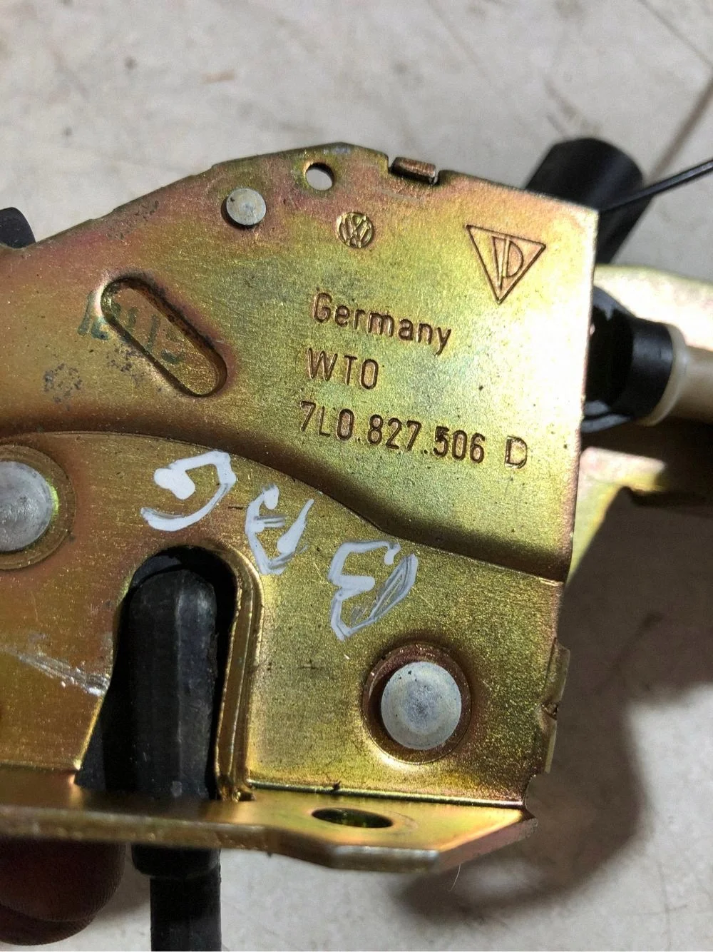 2005 VW Touareg Trunk Latch 7L0827506D image 8