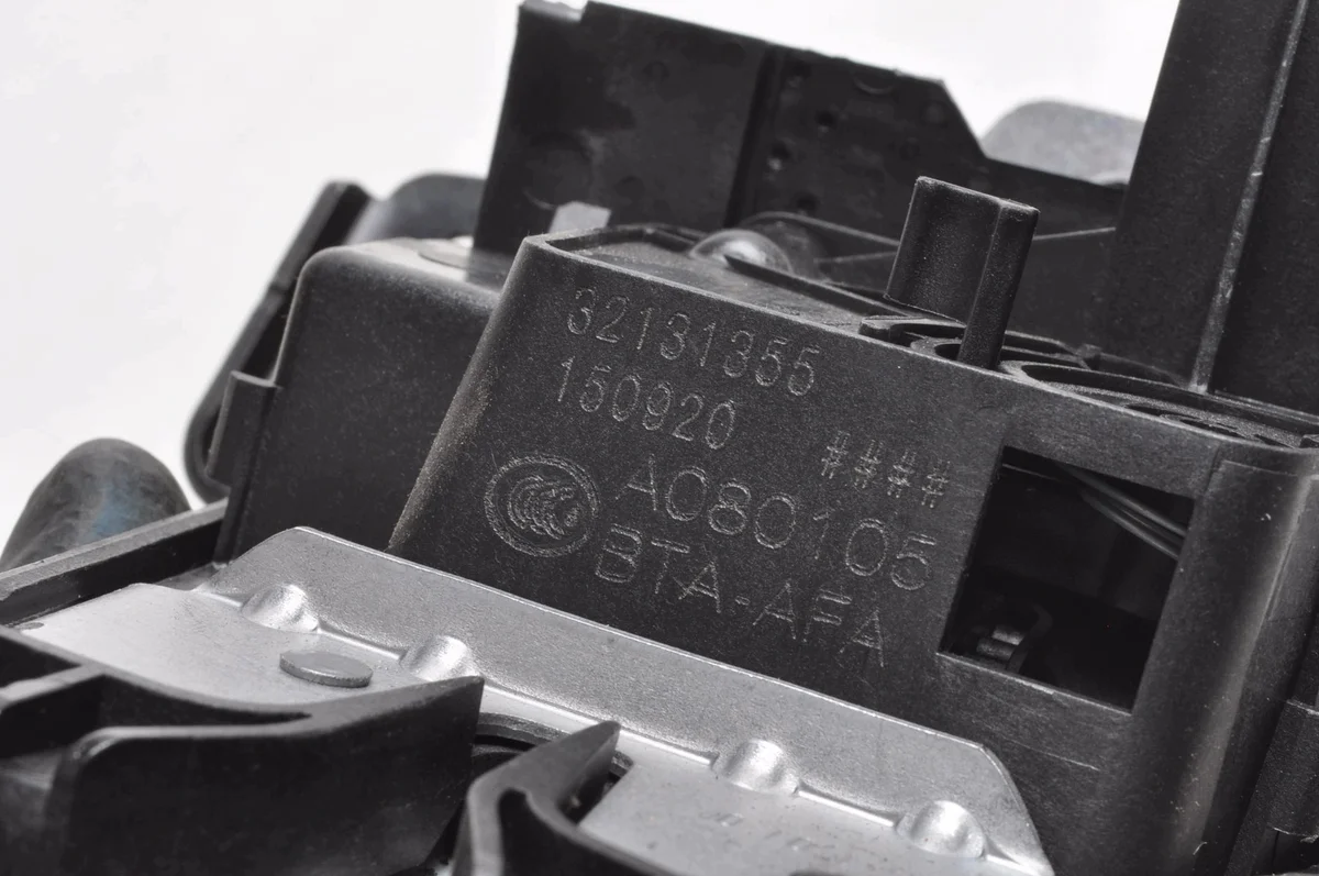 Cerradura Maletero Volvo S60 III OEM 32131355 image 4