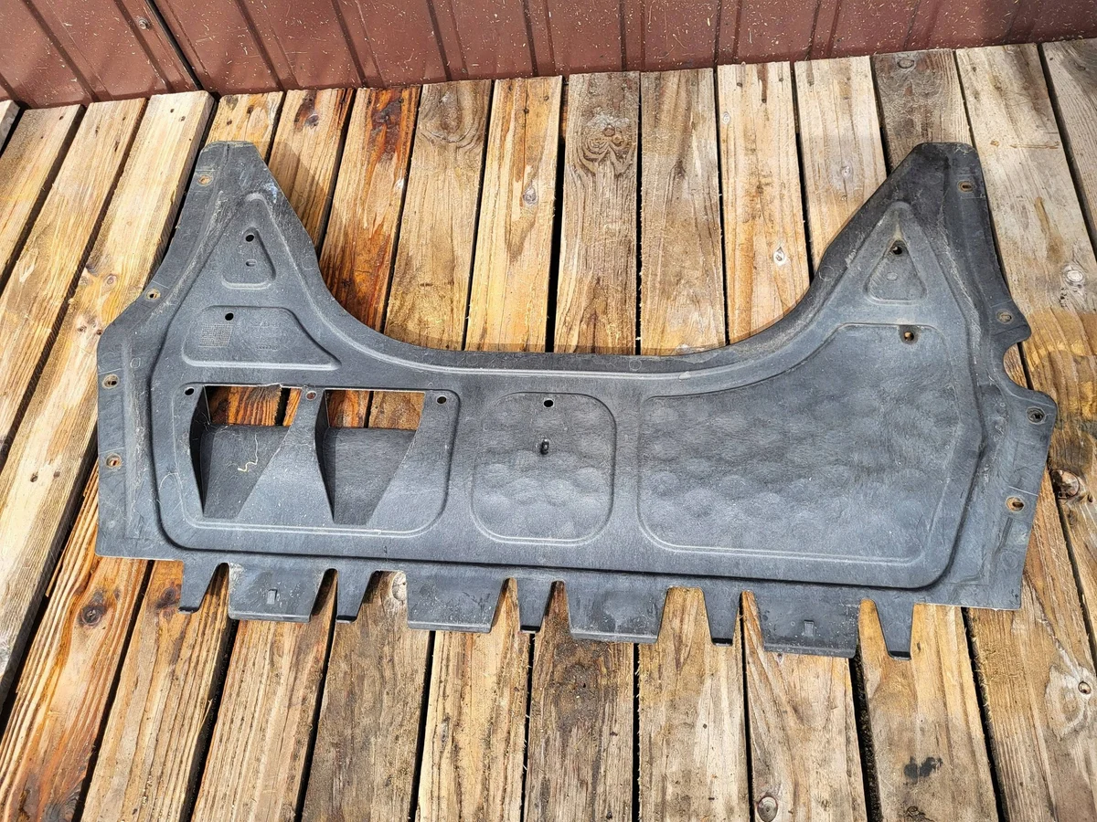 VW Skyddsplåt Motor 5C0825237C Begagnad image 4