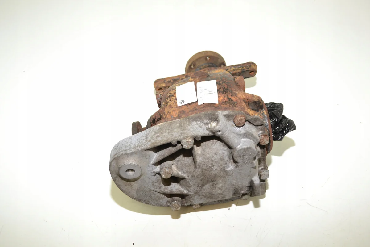 BMW E60 E61 Rear Differential 7544581 image 3