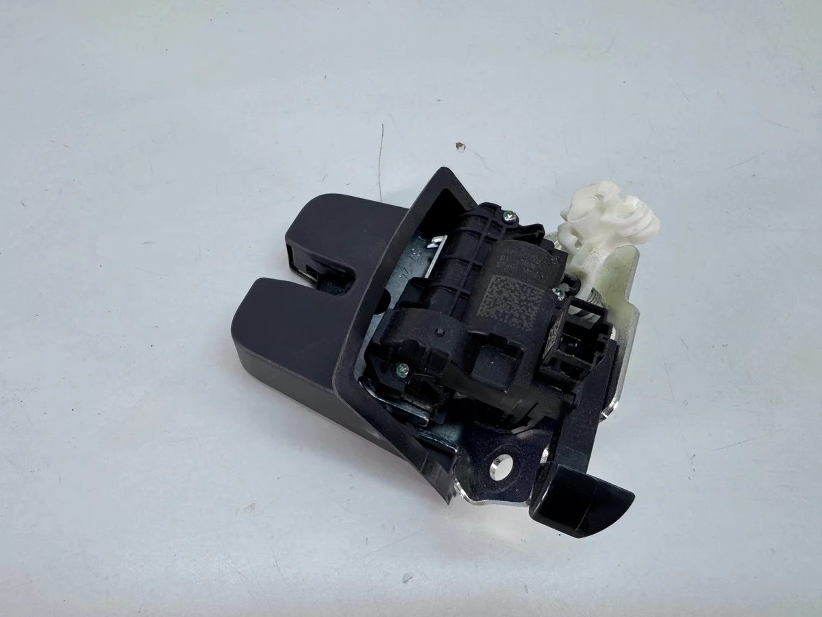 89A827505 Serrure hayon VW Audi Seat Skoda