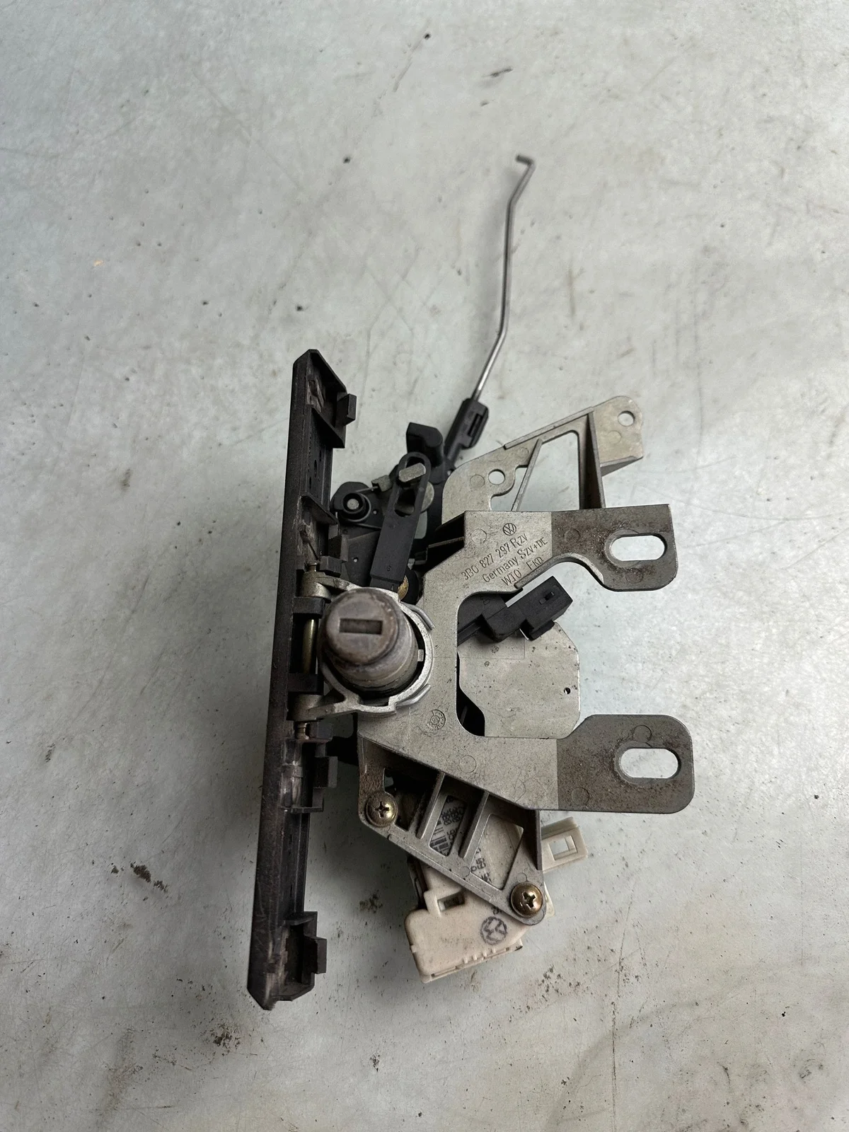 Volkswagen Passat B5 Bagagerumsknapp 3B0827297