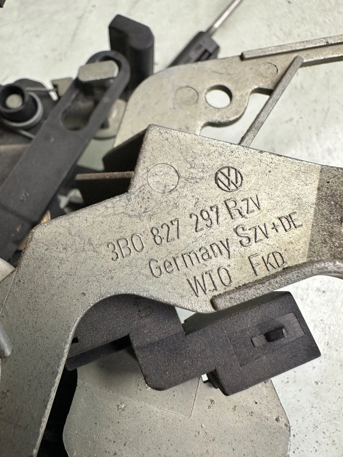 Volkswagen Passat B5 Bagagerumsknapp 3B0827297 image 3