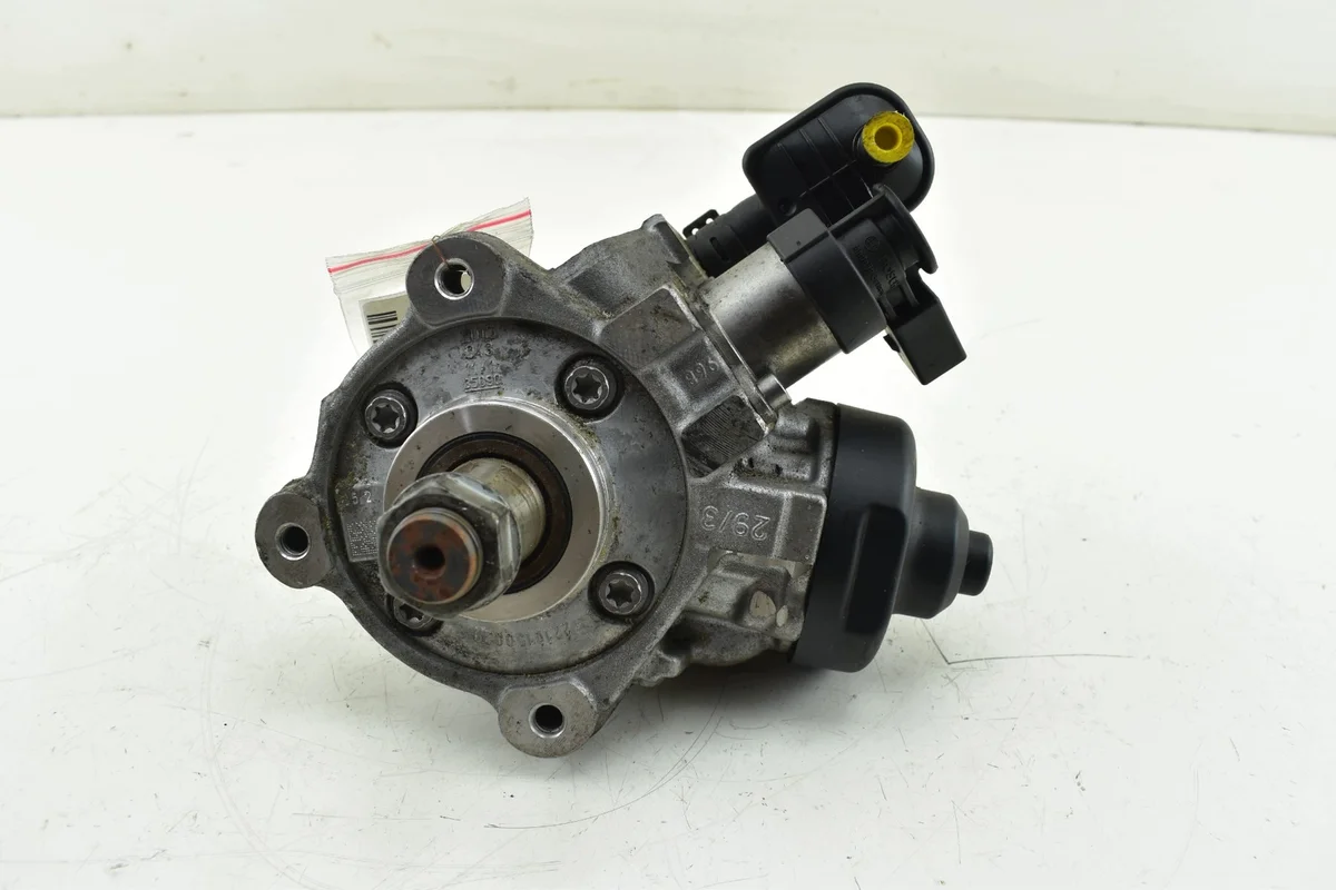Polttoainepumppu Audi A3 A4 A5 Q5 2.0 TDI