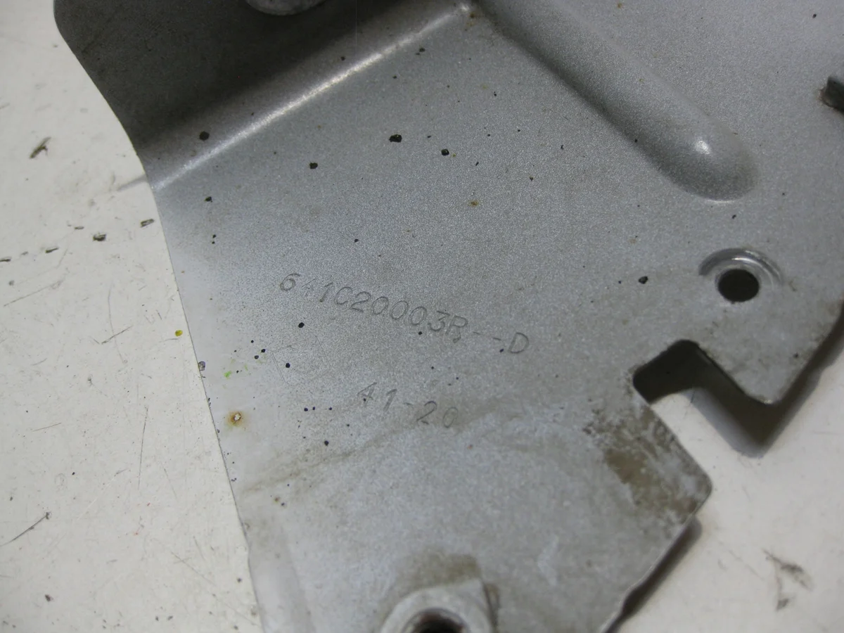 Renault Master III Halterung Kotflügel rechts gebraucht image 3