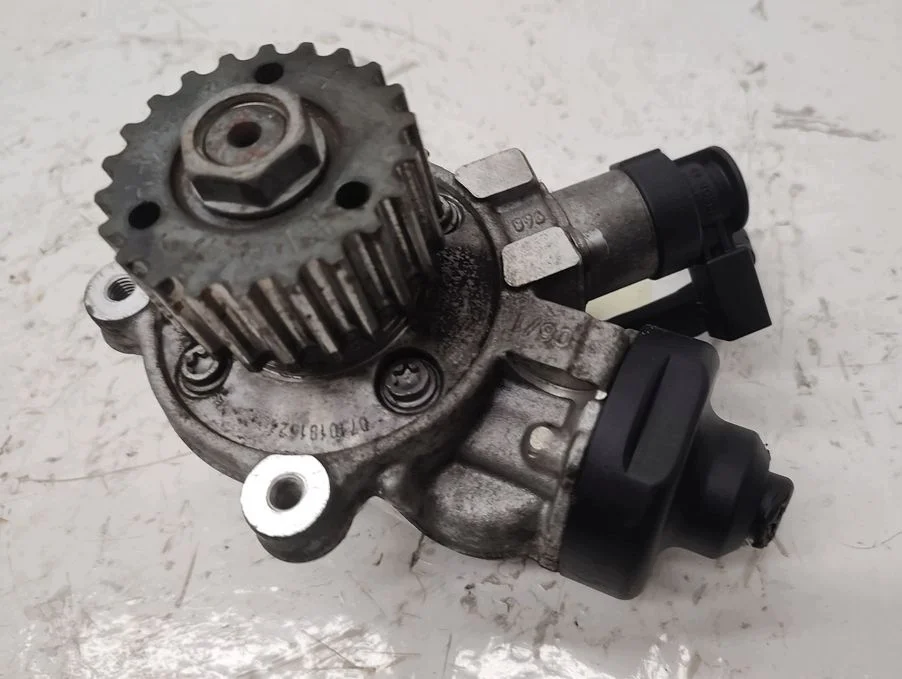 Brandstofpomp 1.6 TDI 04L130755D Gebruikt image 3