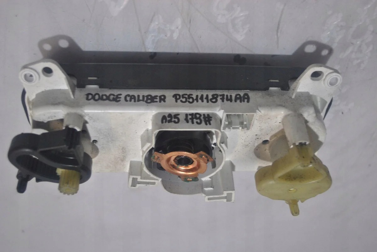 Panel de ventilación Dodge Caliber P55111874AA image 3