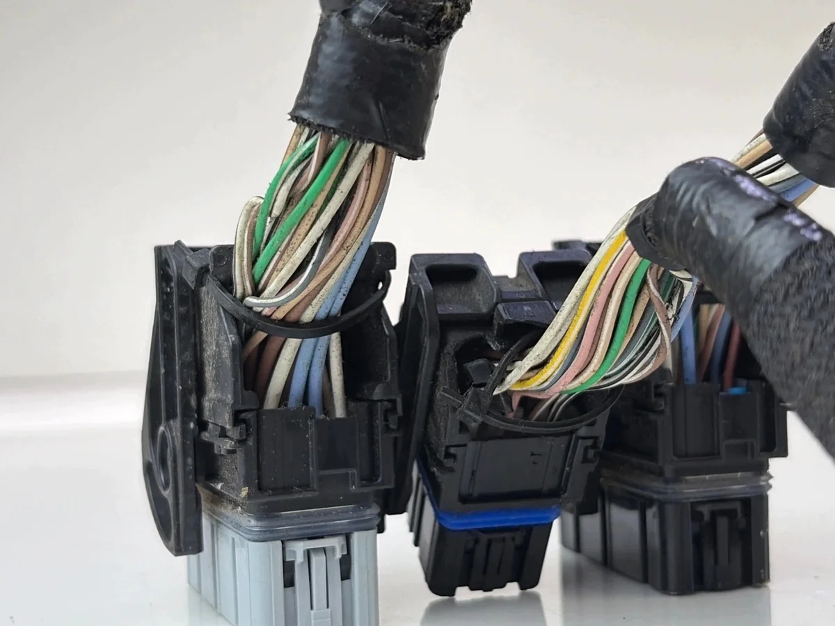 Conector ECU Motor Renault Trafic 1.6 D Usado image 4