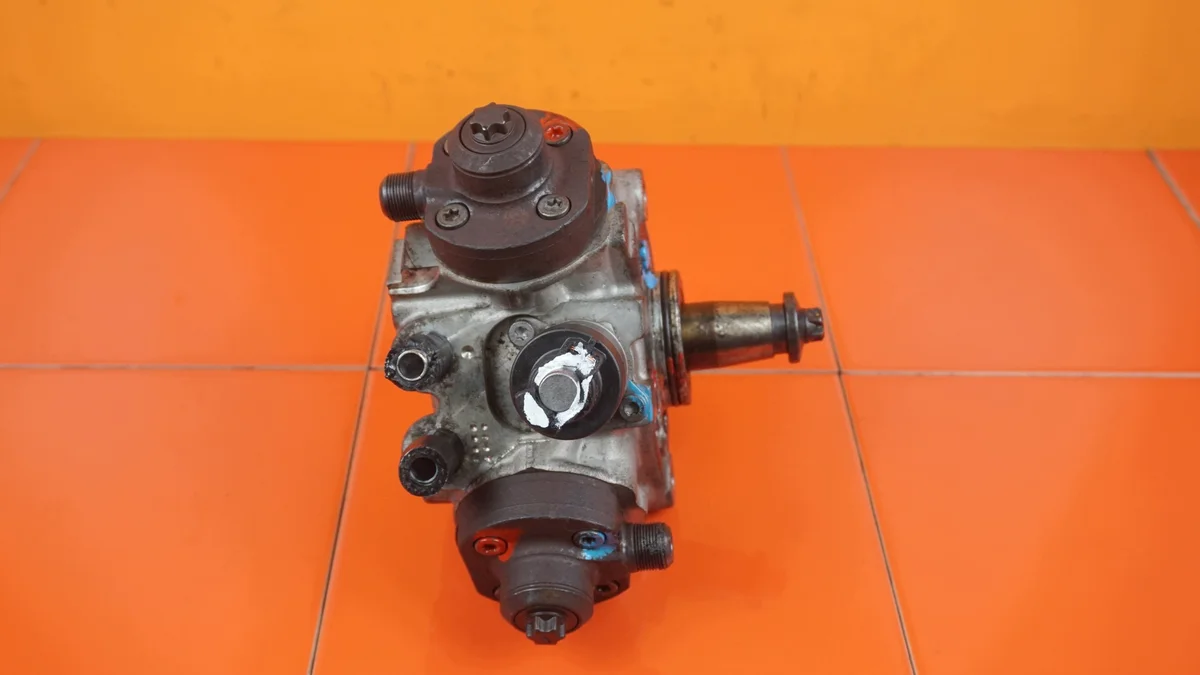 BMW 3.0 D Einspritzpumpe N57D30A gebraucht image 3