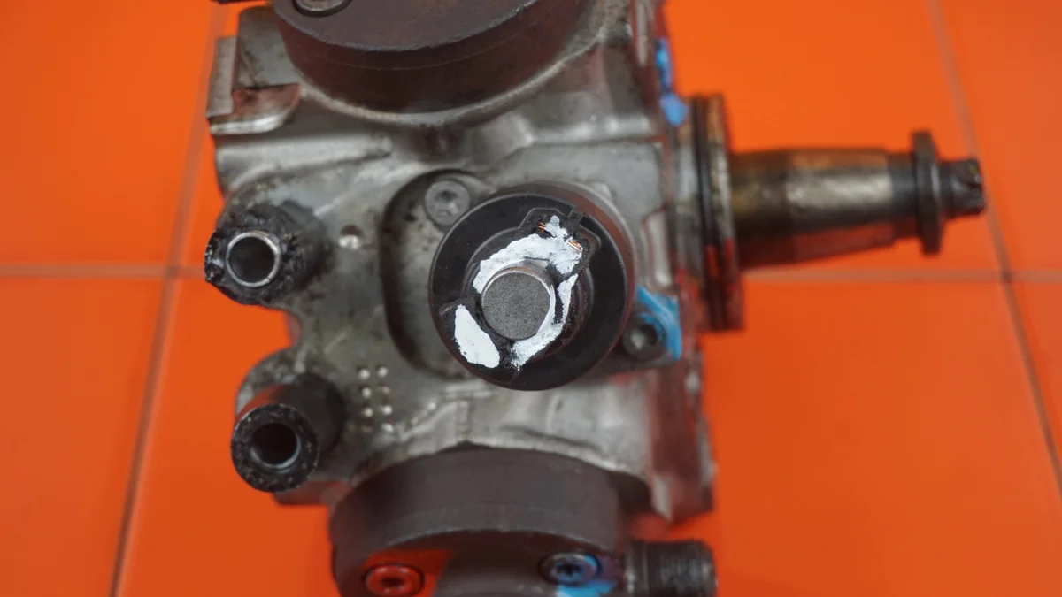 BMW 3.0 D Einspritzpumpe N57D30A gebraucht image 4