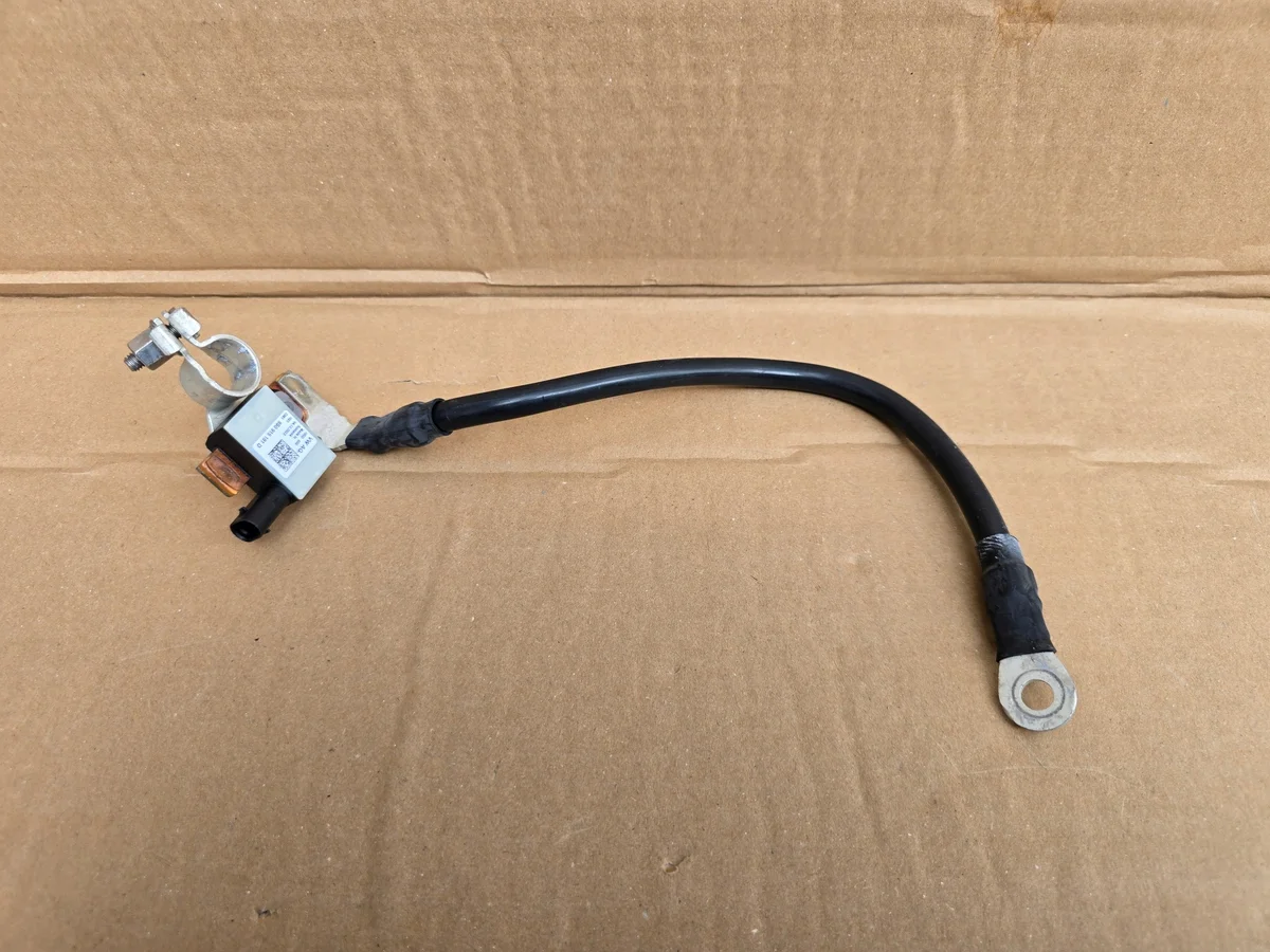 Borne négative Audi VW 8S0915181D