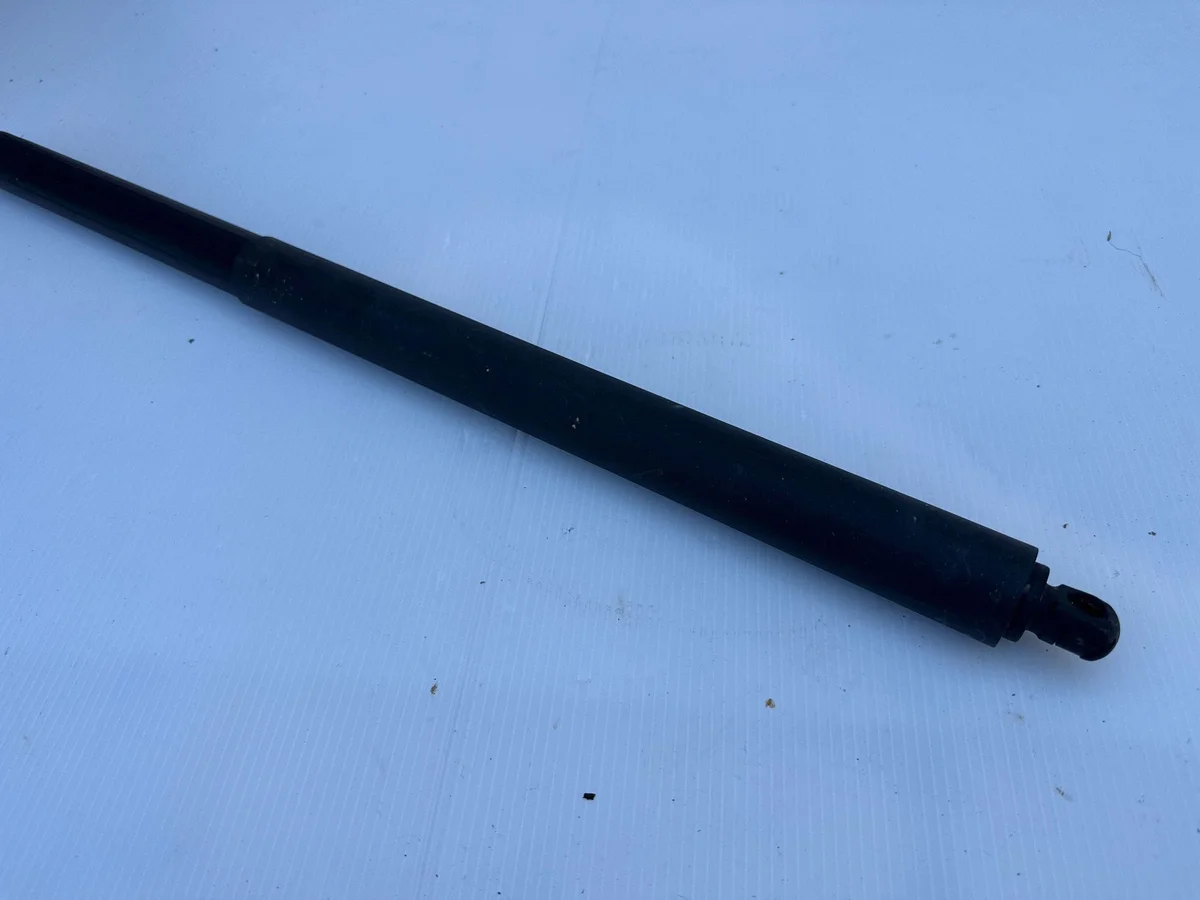 BYD ATTO 3 Heckklappen-Strebe links gebraucht image 3