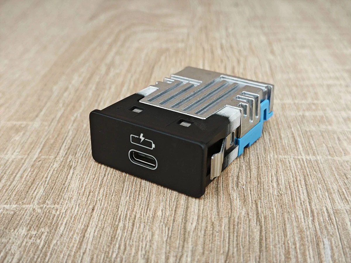 USB-C liitin BMW X5 G05 X6 G06 5A84164