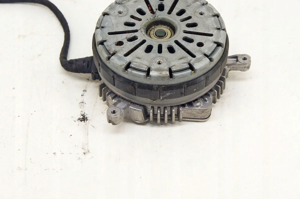 BMW 2 F46 F45 Lüftermotor 1.5 d VV307 image 3