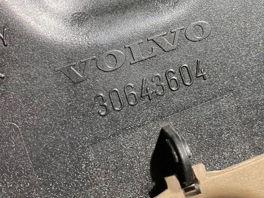 PANEL VOLVO 30643800 USATO image 7