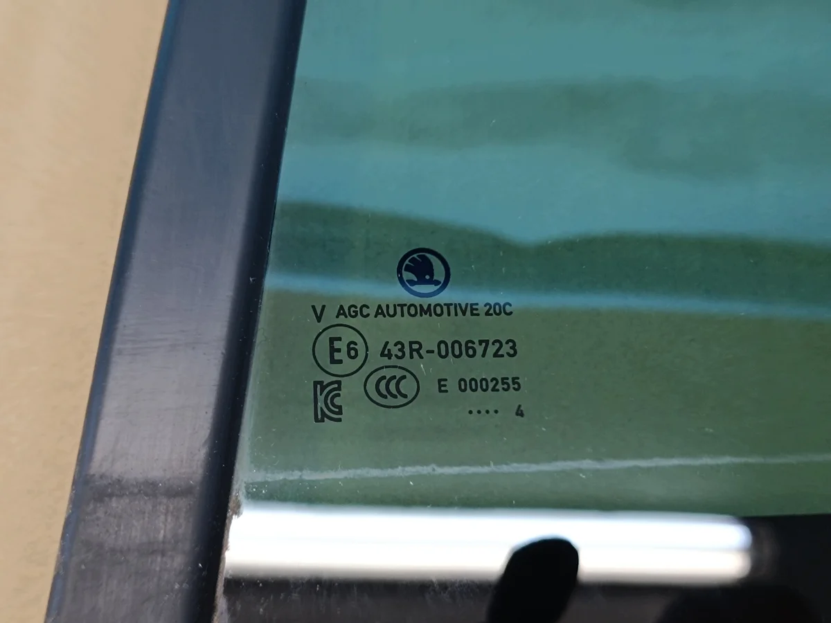 SKODA OCTAVIA IV COMBI Türscheibe Links Hinten image 8