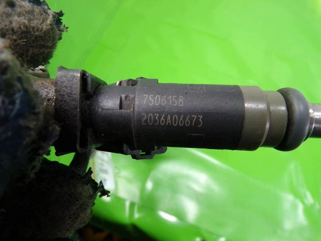 BMW E46 1.8 Injector Rail F-408174- Gebruikt image 3