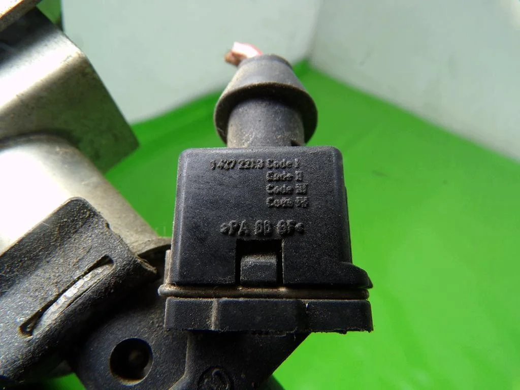 BMW E46 1.8 Injector Rail F-408174- Gebruikt image 4
