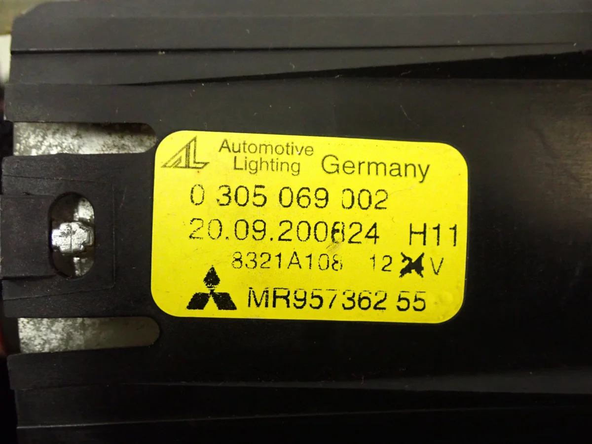 Phare Avant Droit Mitsubishi Colt 09-12 MR957362 image 5