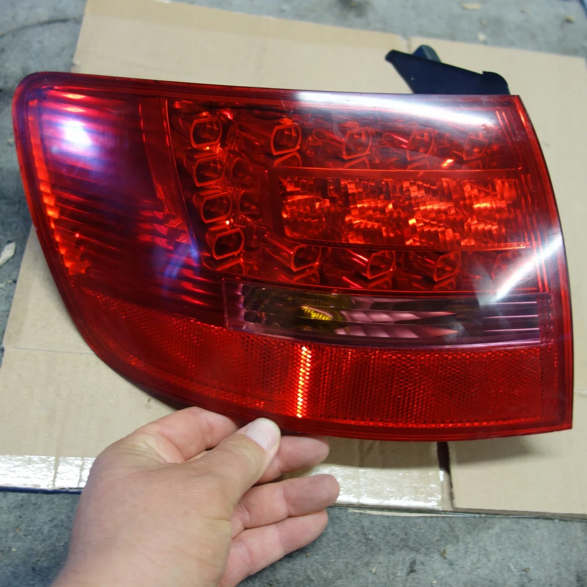 Audi A6 C6 Luz Trasera Izquierda LED Usada image 4