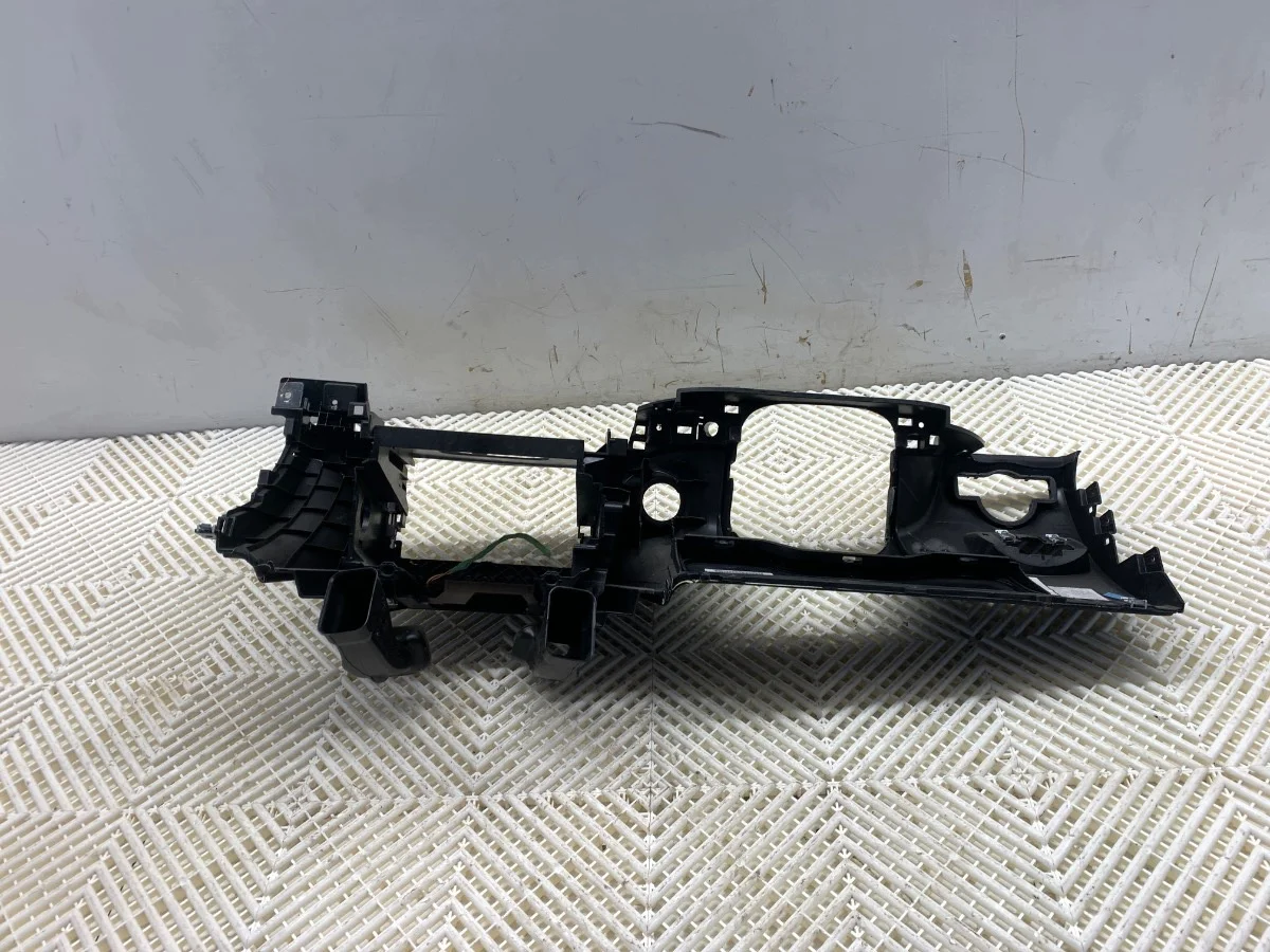Consola Mercedes C218 105016542 Usado image 4