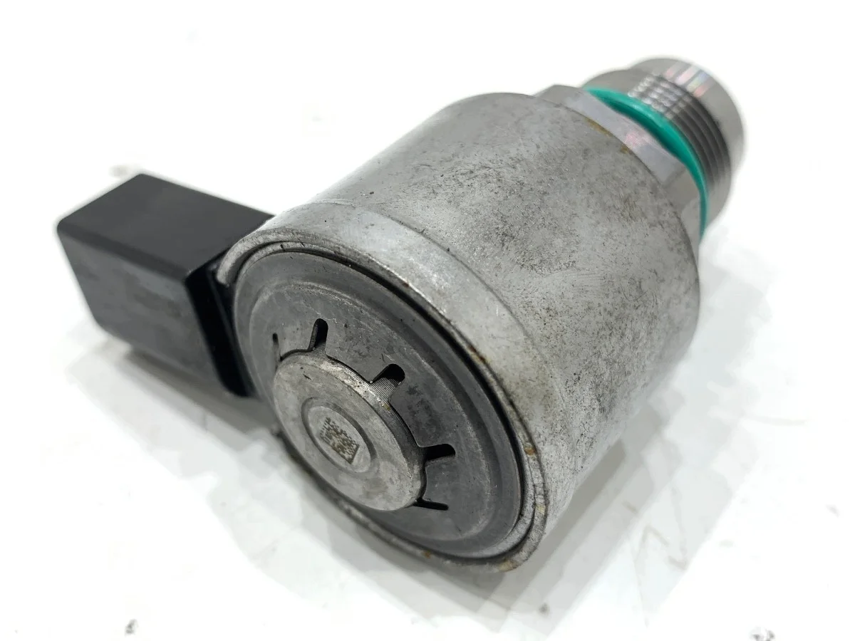 Régulateur Pression Carburant Skoda Superb III 04L130764C image 3