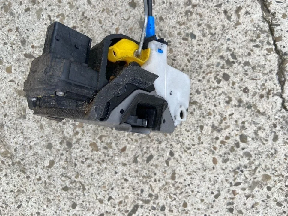 Opel Astra J Actuator Centrale Vergrendeling Voor image 5