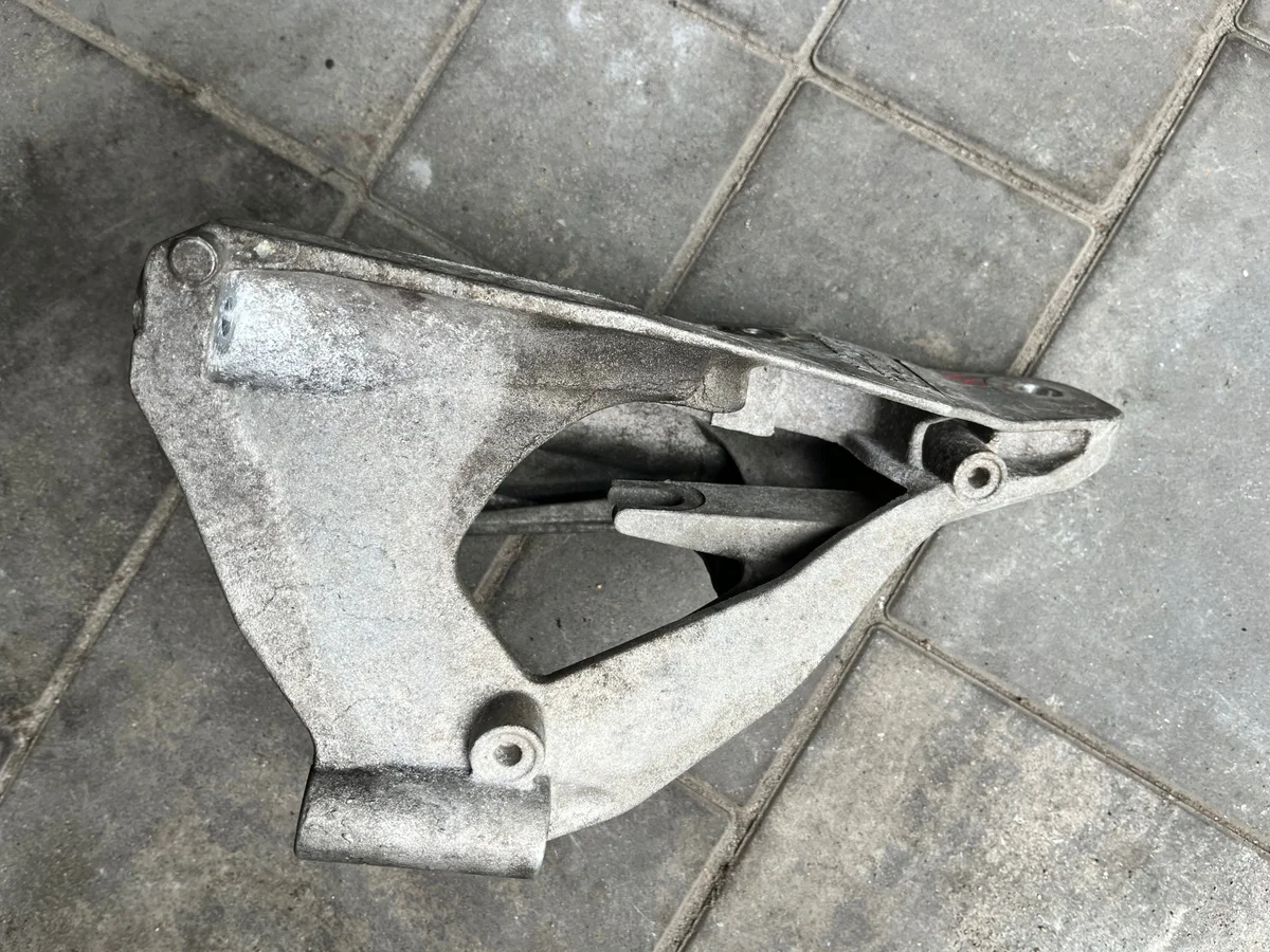 VW T6 Engine Mount Bracket 7E0199370K image 5