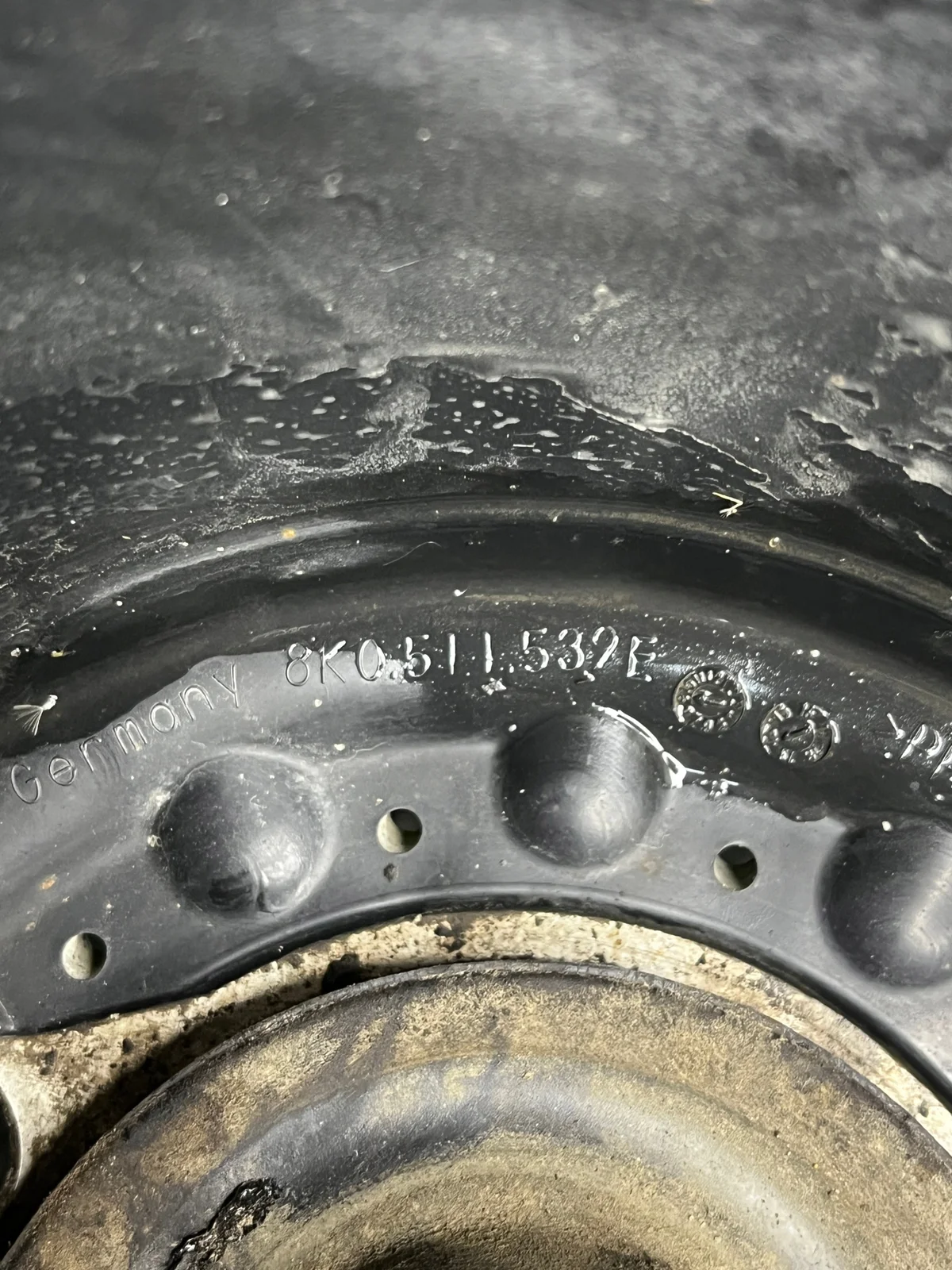 Audi A4 B8 stänkskydd bak vänster image 5