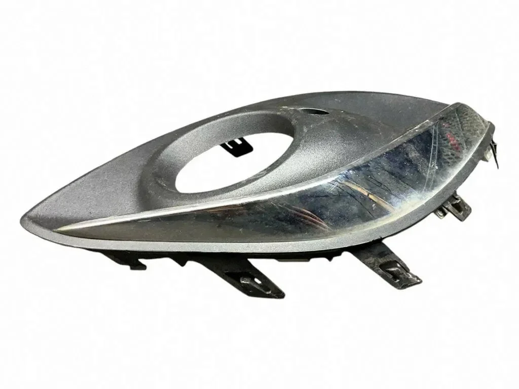 Opel Corsa D vänster strålkastarskydd image 4