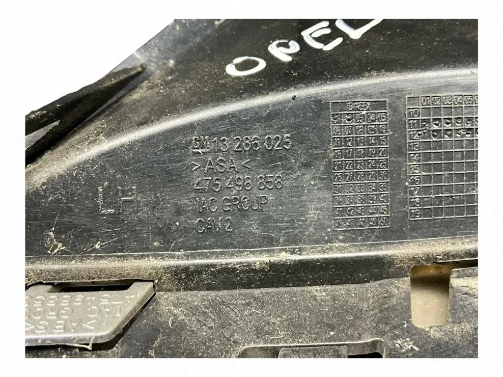 Opel Corsa D vänster strålkastarskydd image 6