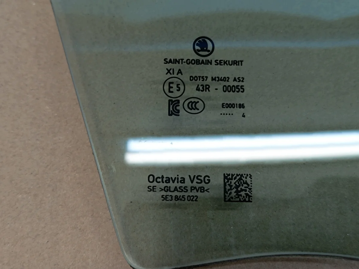 Skoda Octavia IV Combi Sidruta Höger Fram image 6