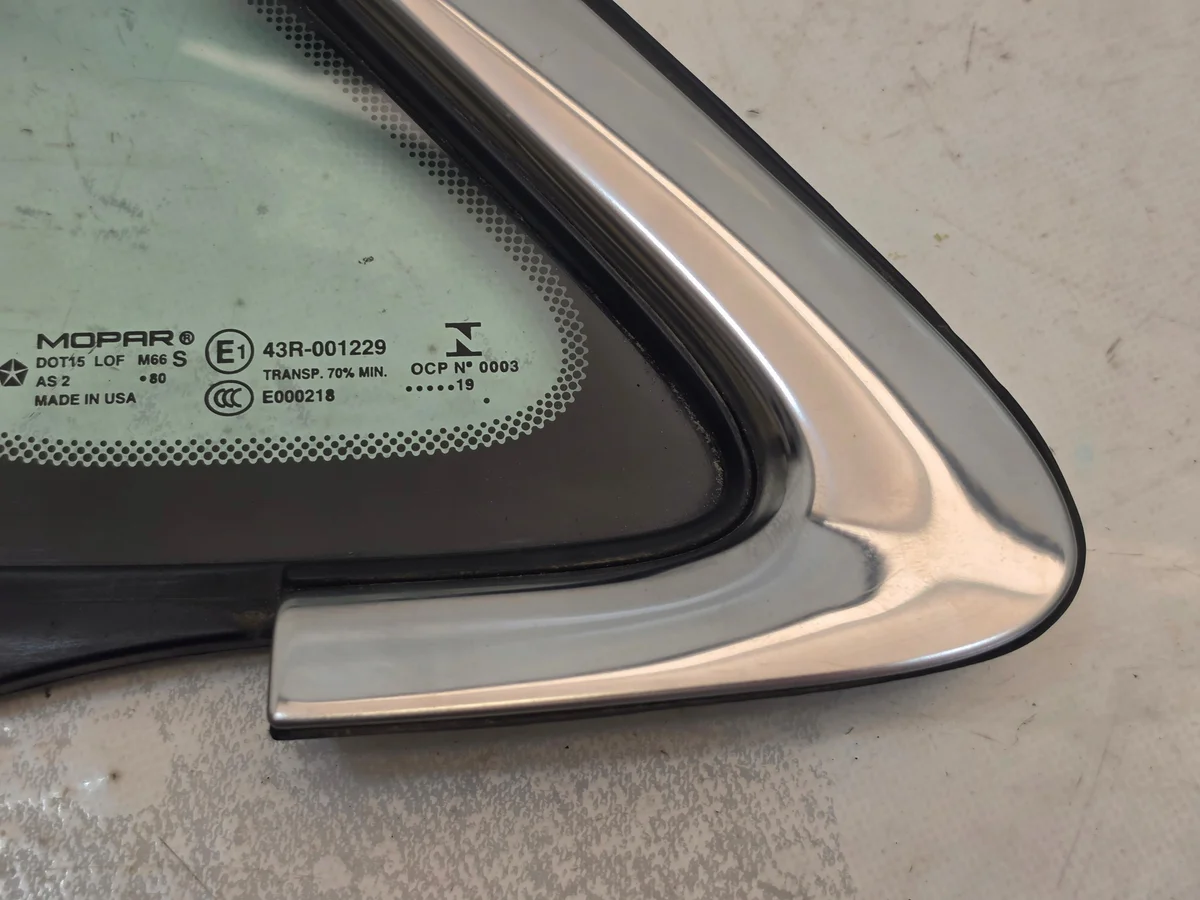 Chrysler Pacifica 17- Höger Fram Trikangelruta image 3