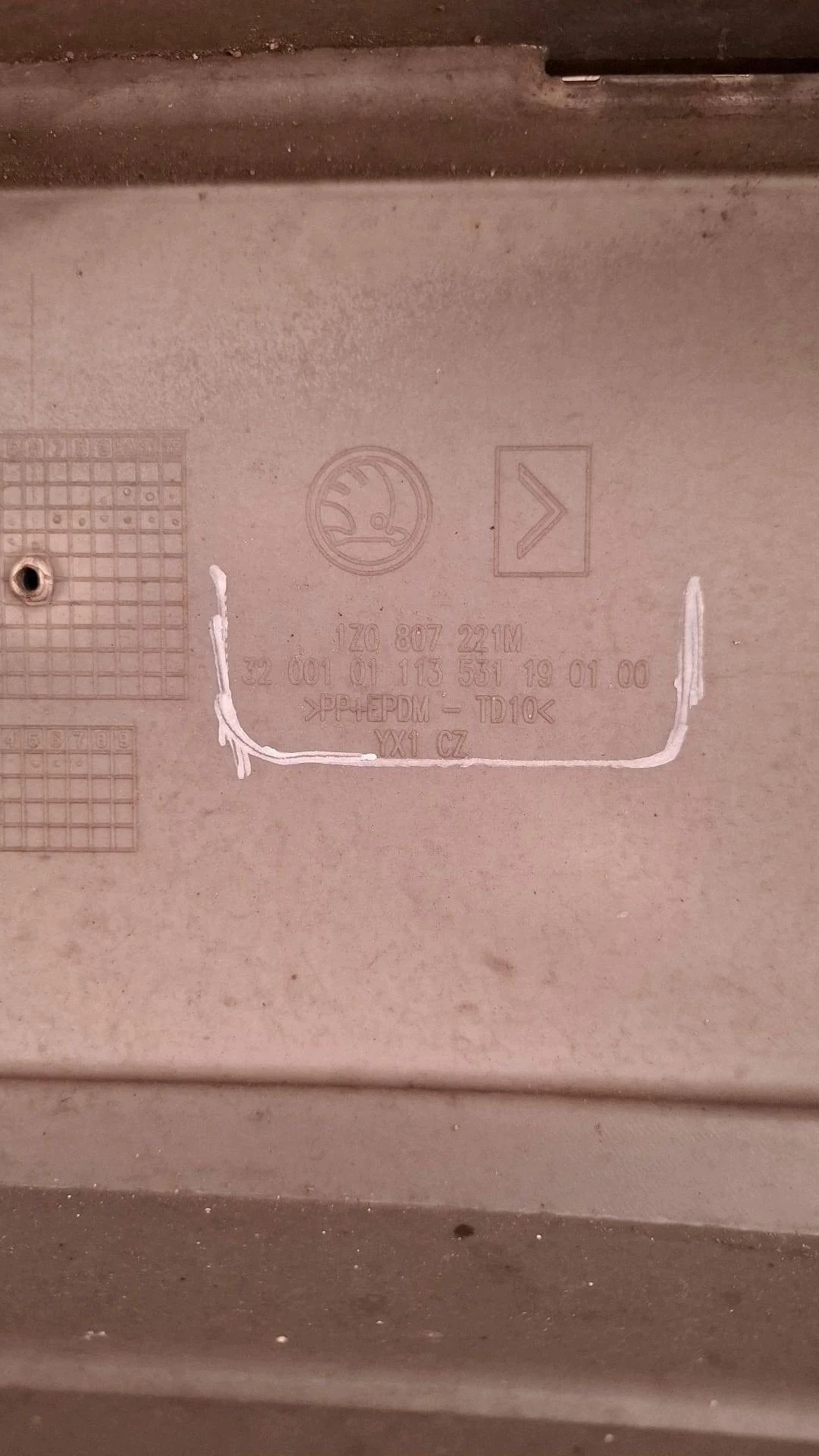 Skoda Octavia II Front Bumper 1Z0807221M Used image 5