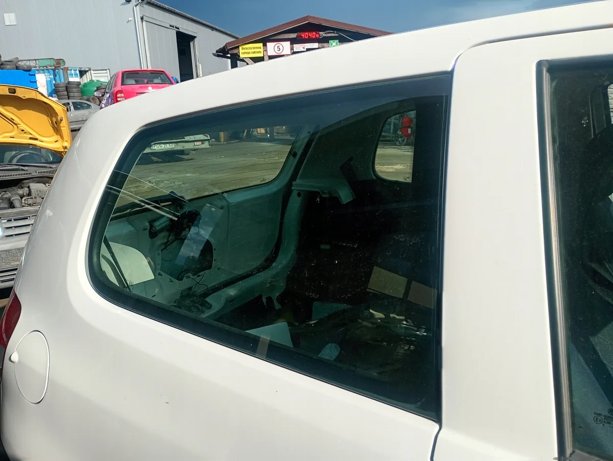 VW Fox Rear Right Side Window Used MM-1609-39 image 4