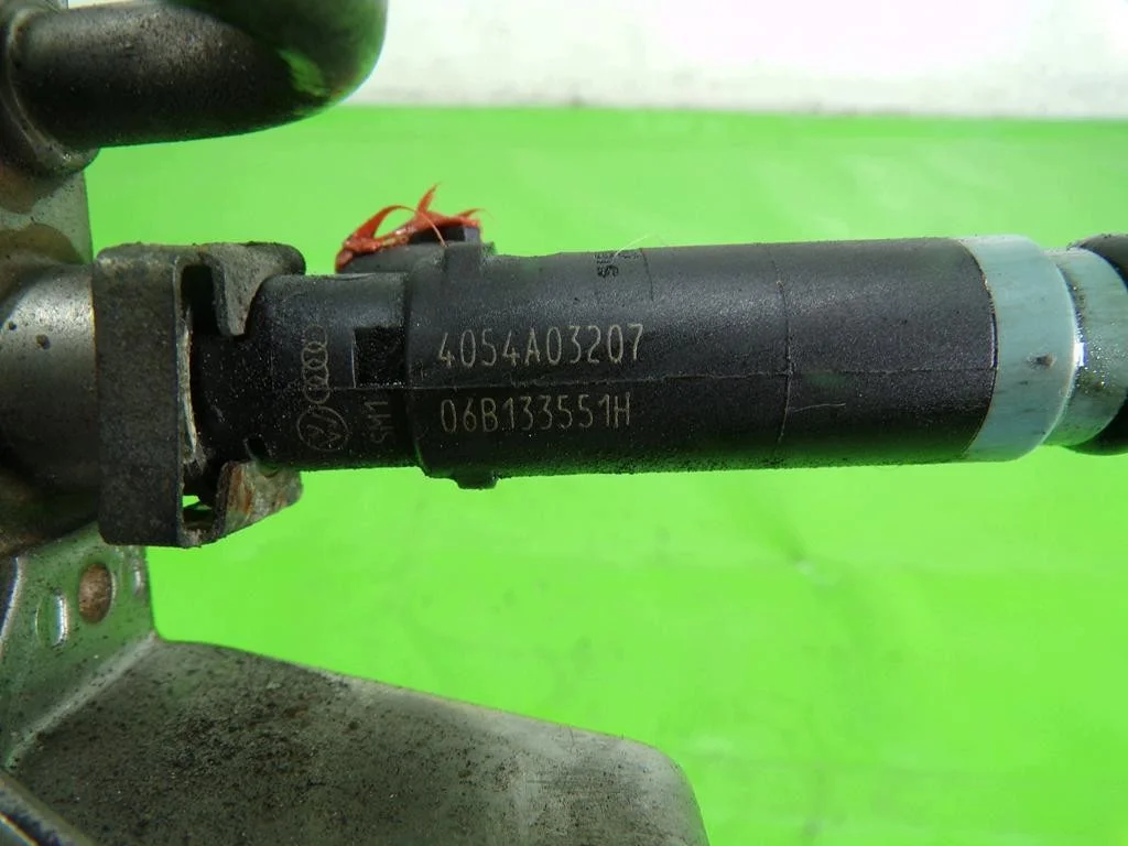 Audi A4 B6 1.6 ALZ Injector Rail F-407896-