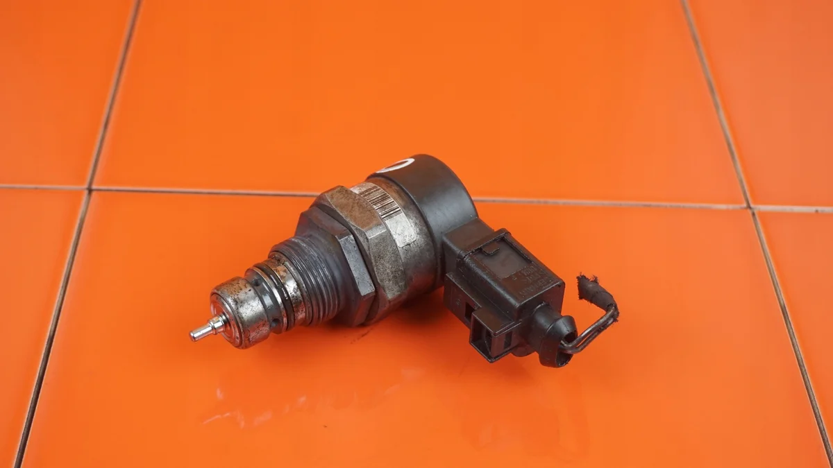 Audi A5 A4 B8 2.7 TDI Kraftstoffdruckventil image 3