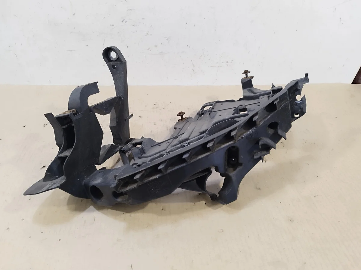 Support phare gauche Audi A4 B8 8K0805607L