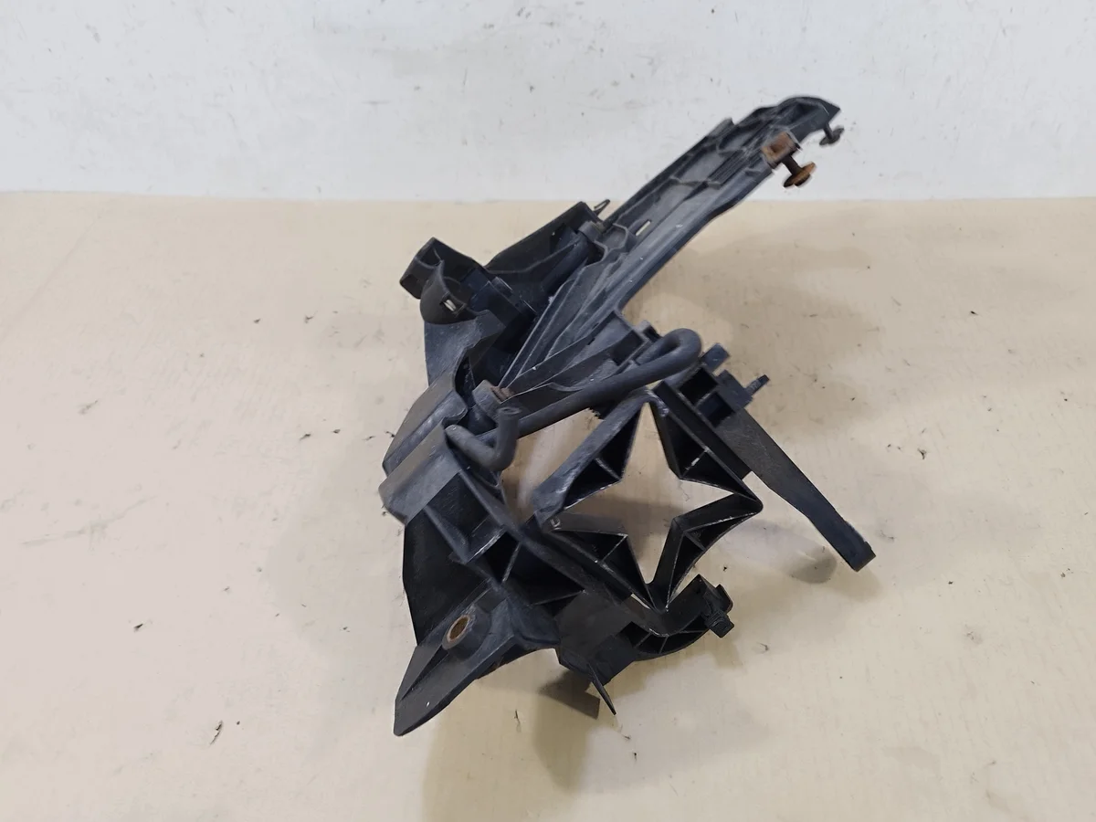 Support phare gauche Audi A4 B8 8K0805607L image 3