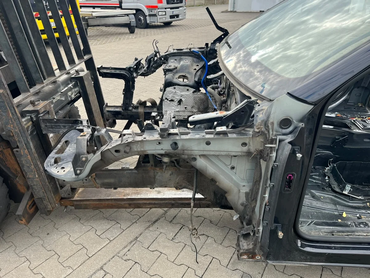 VW Touareg 7P II Front Left Quarter Panel