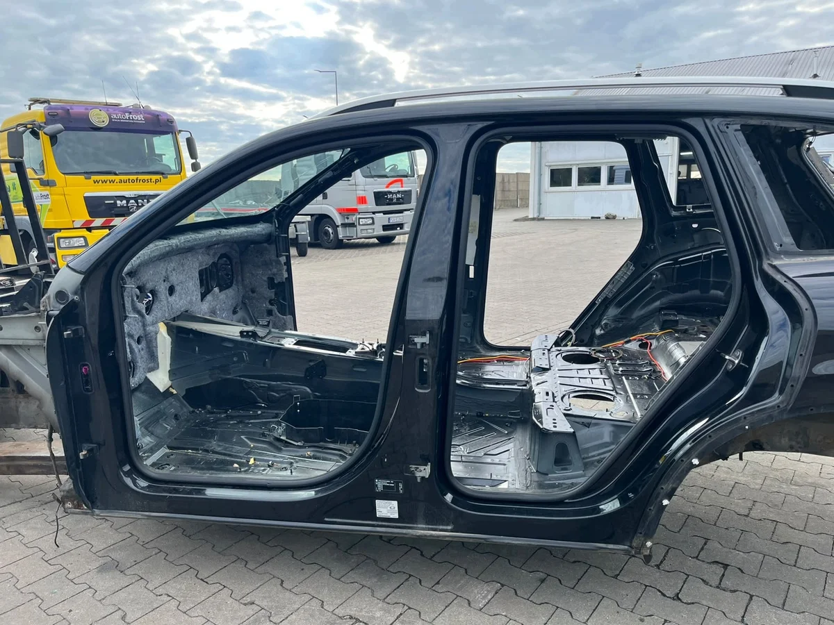 Próg VW Touareg 7P II AUST140102 Usado