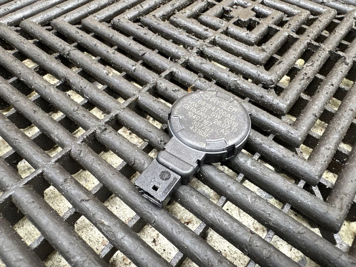 Chrysler Pacifica 17- Sensor Regensensor 68194700AB