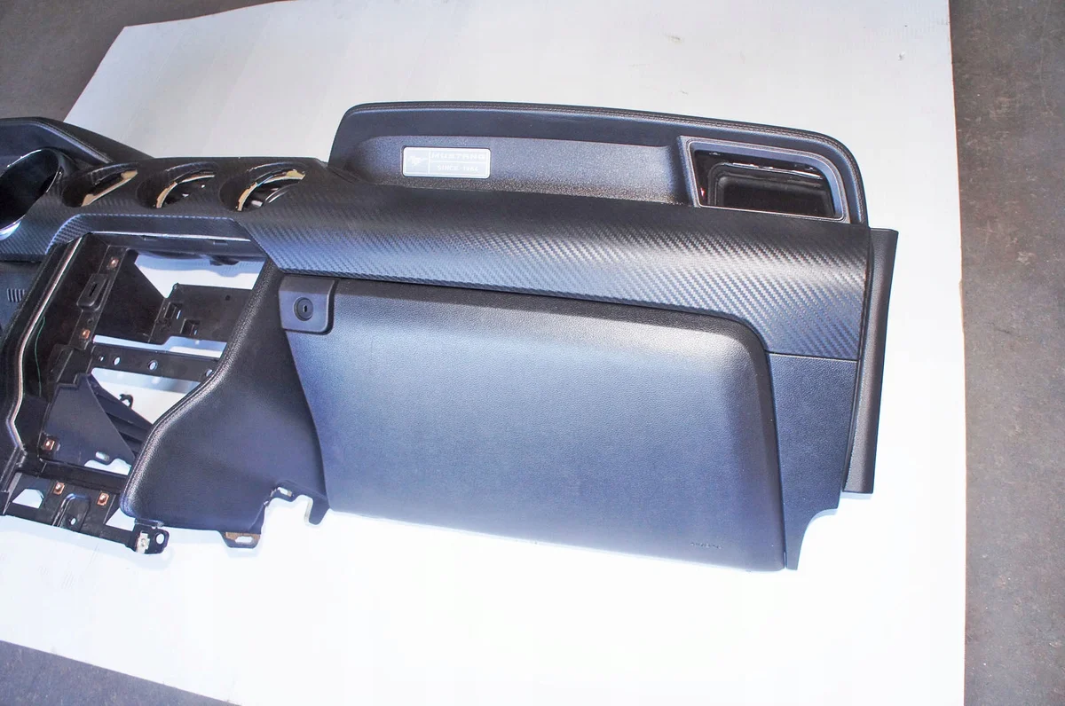 VW120 Ford Mustang VI Deska Kokpit USA image 4