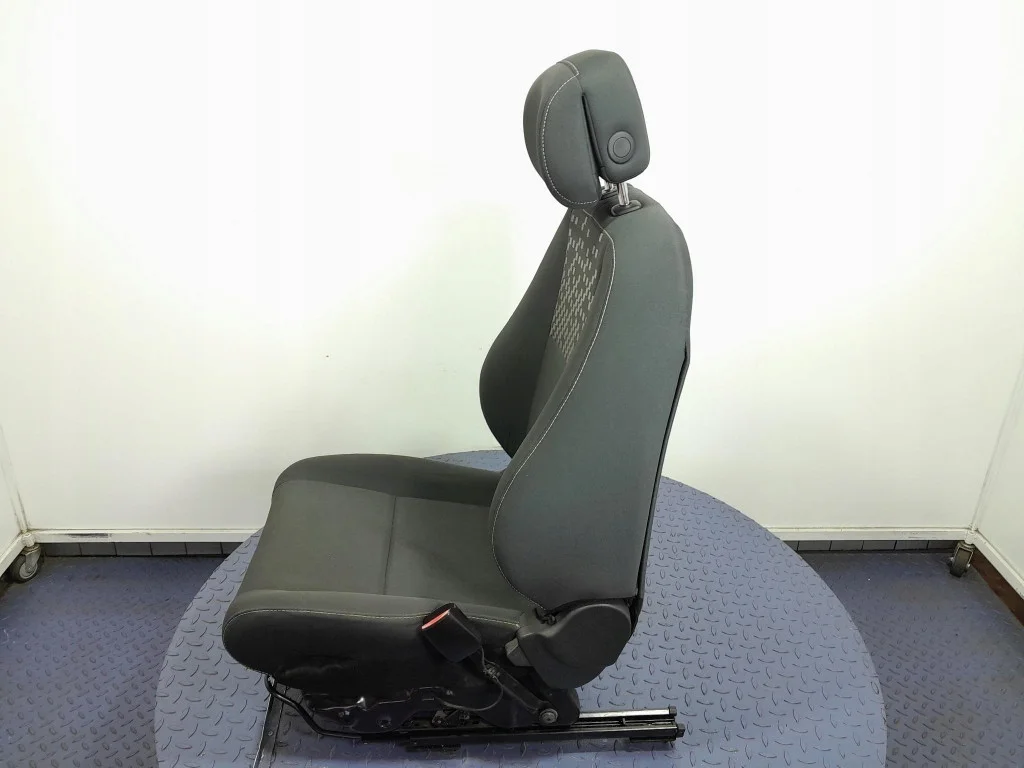 Oikea etuistuin Renault Megane III image 4