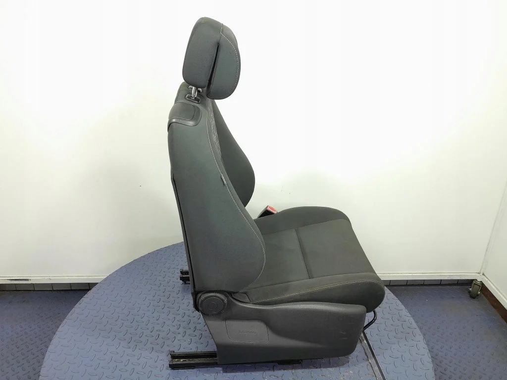 Oikea etuistuin Renault Megane III image 6
