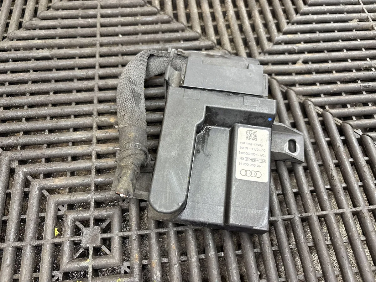Ohjainyksikkö polttoainepumpulle Audi A8 S8 D4