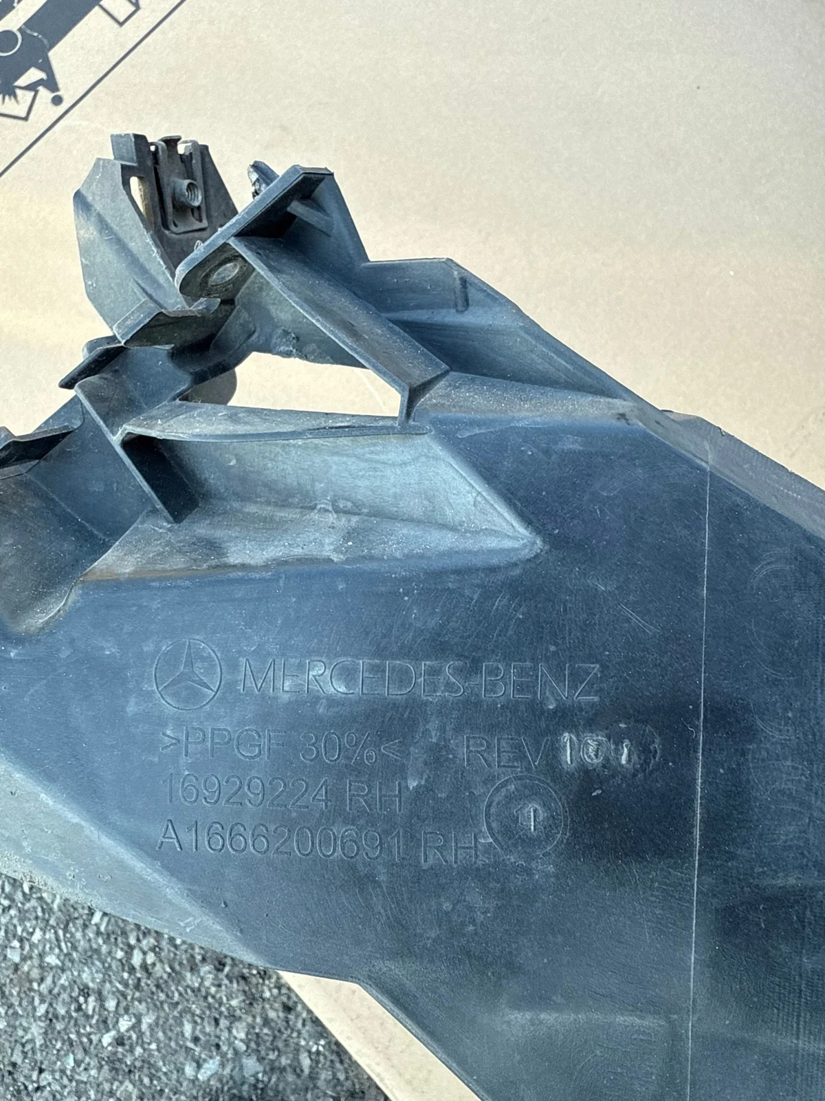 Mercedes W166 GL oikea ajovalon kiinnike image 3