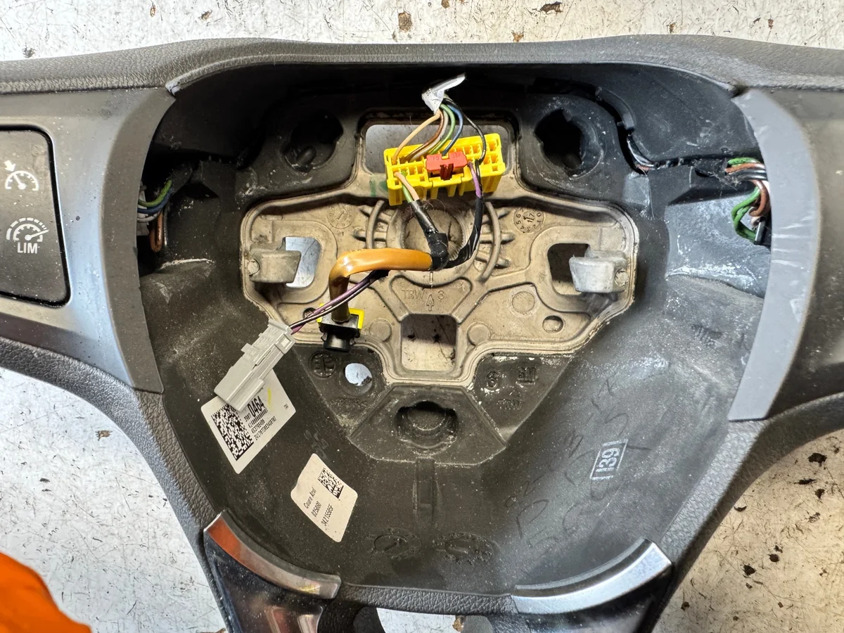 Opel Astra K/Corsa E monitoimiohjauspyörä image 5