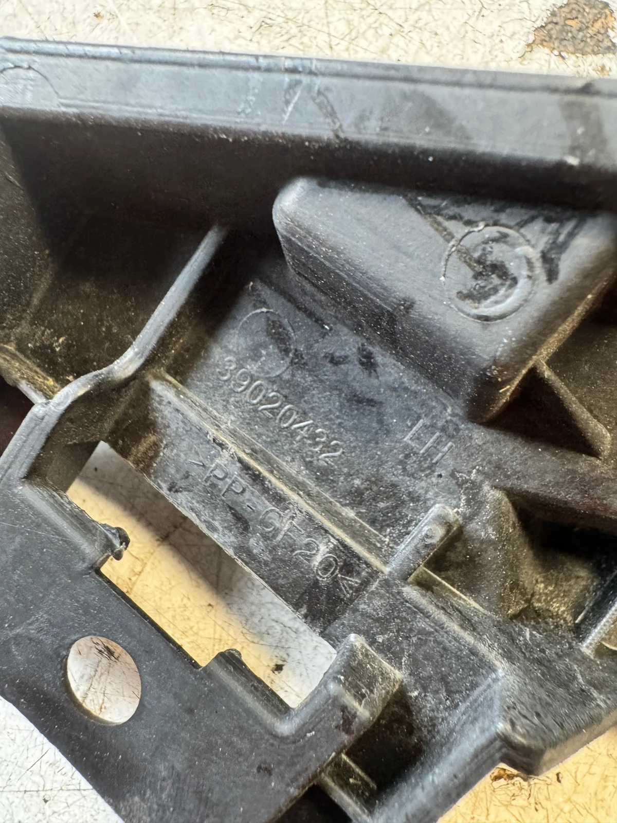 Opel Astra K Halterung Stoßstange Links Vorne Gebraucht image 3