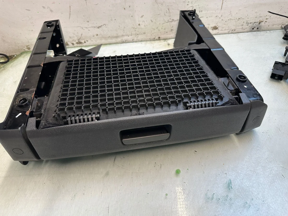 Volkswagen Touran I Cajon Debajo Asiento 1T0881580A